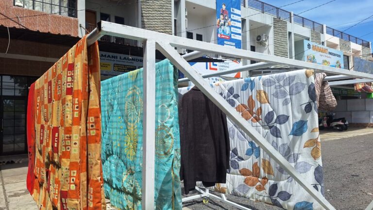 Laundry terdekat di cisaat pakaian selimut sepatu